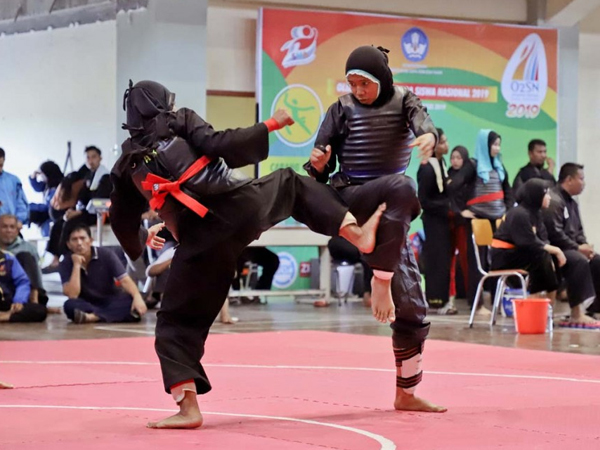 DKI JAKARTA DAN SUMATERA BARAT BERBAGI EMAS DI NOMOR TANDING PUTRA DAN PUTRI CABANG PENCAK SILAT